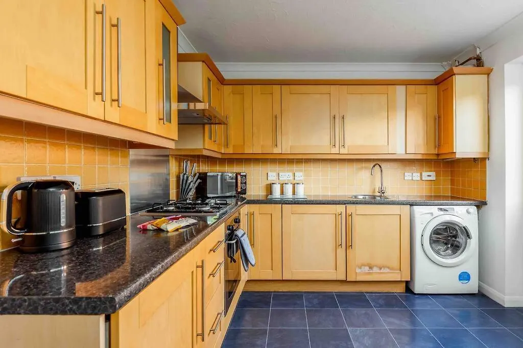 2 Bedroom House-Driveway - Bournemouth Hospital - Long Stay Discounts - Lima Apartments Ltd-1