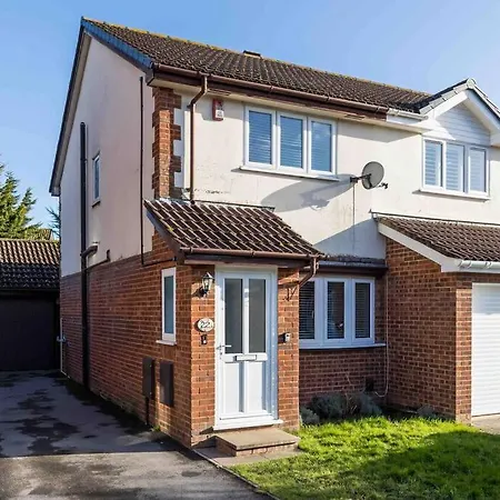 2 Bedroom House-Driveway - Bournemouth Hospital - Long Stay Discounts - Lima Apartments Ltd-2